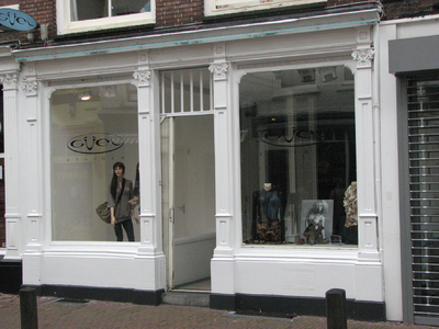 820836 Gezicht op de winkelpui van het pand Zadelstraat 28 (Kledingwinkel Güel ) te Utrecht.N.B. Tussen 1907 en ca. ...